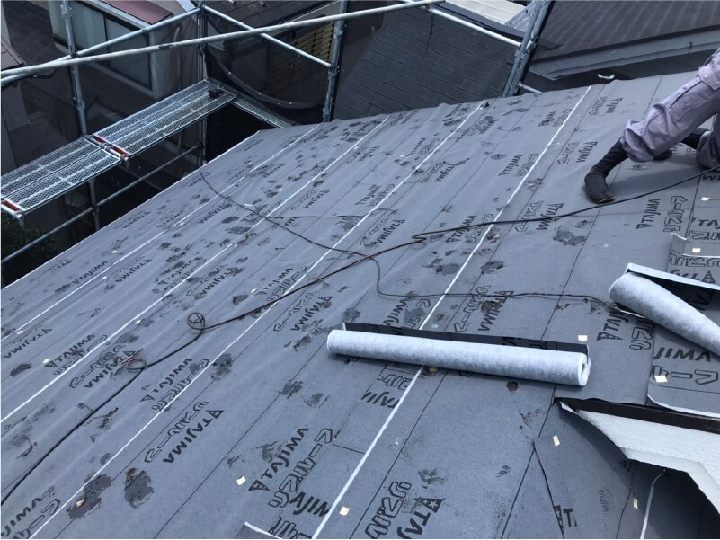 狭山市の屋根リフォームの防水シートの設置