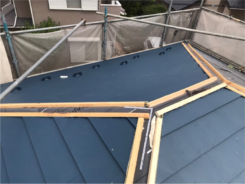 久喜市の屋根リフォームの屋根材の設置