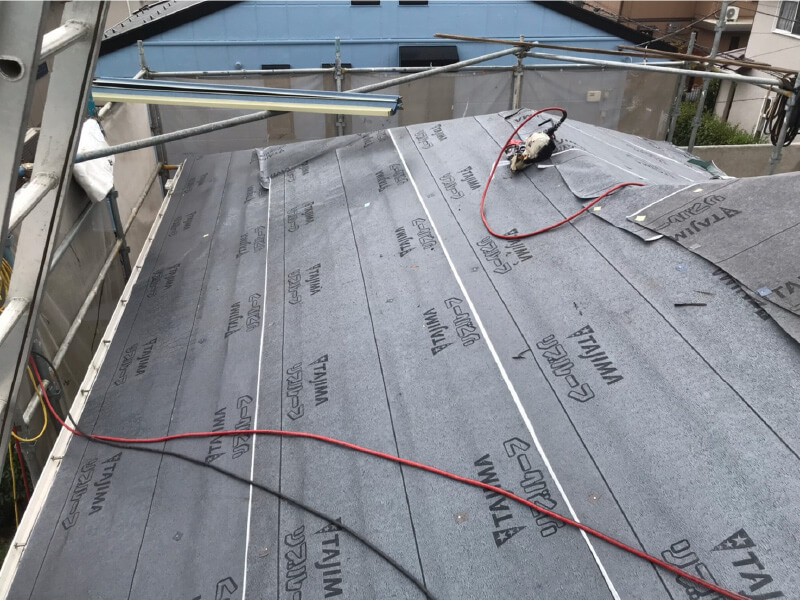 久喜市の屋根リフォームの防水シートの設置