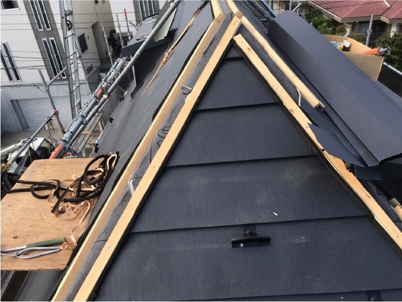 朝霞市の屋根リフォームのガルバリウム鋼板の設置