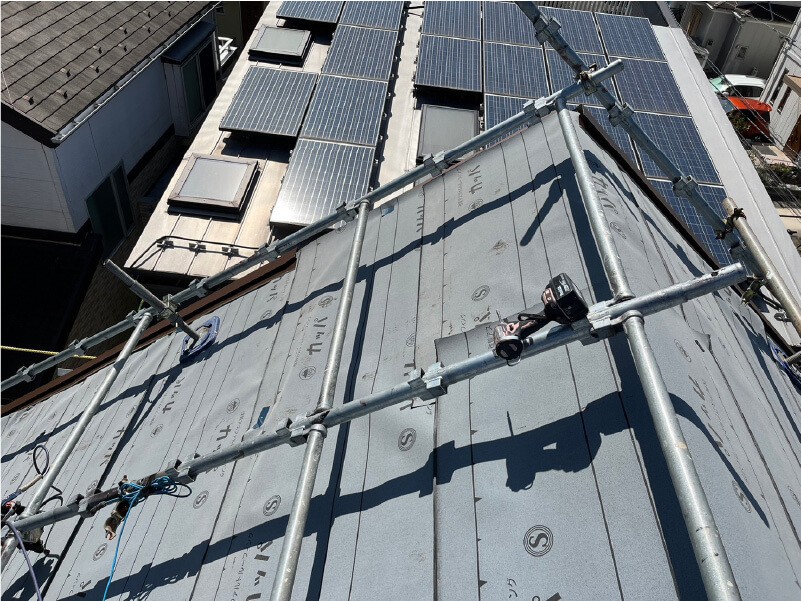 立川市の屋根リフォームの防水シートの設置