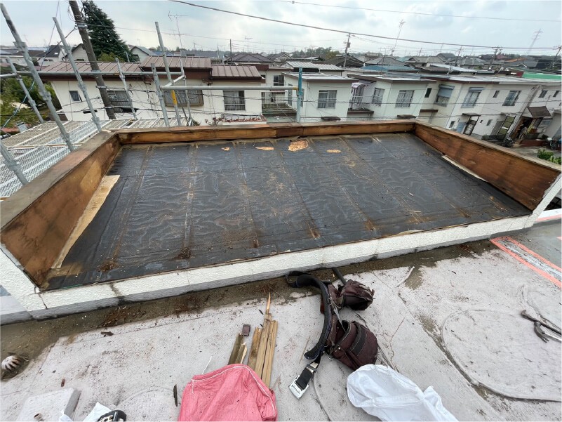 八千代市の屋根葺き替え工事の屋根材の撤去