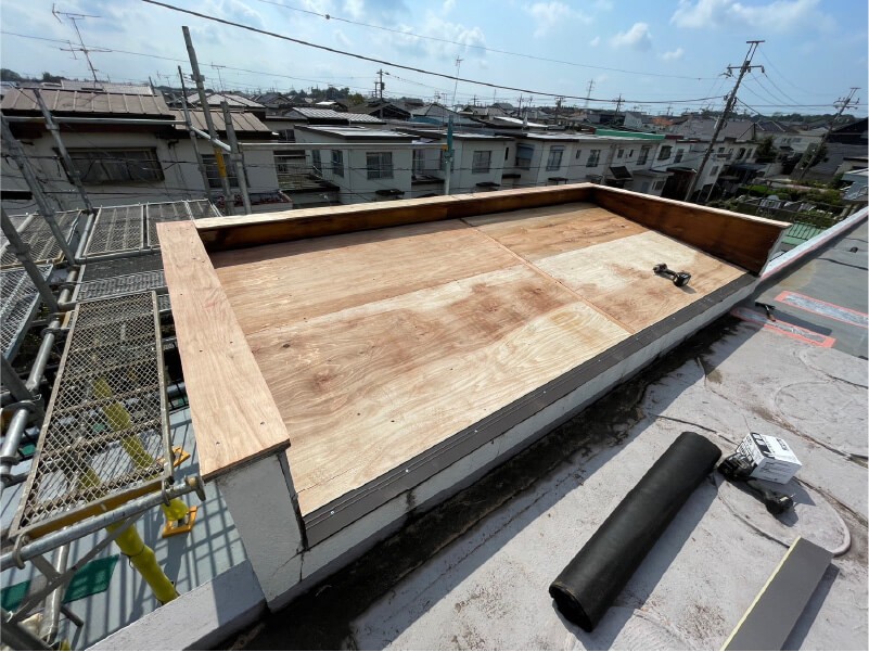 八千代市の屋根葺き替え工事の野地板の設置