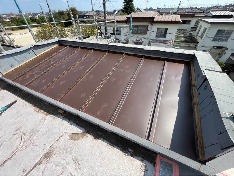 八千代市の屋根葺き替え工事の屋根材の設置