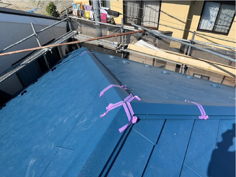 昭島市の屋根リフォームのガルバリウム鋼板の設置