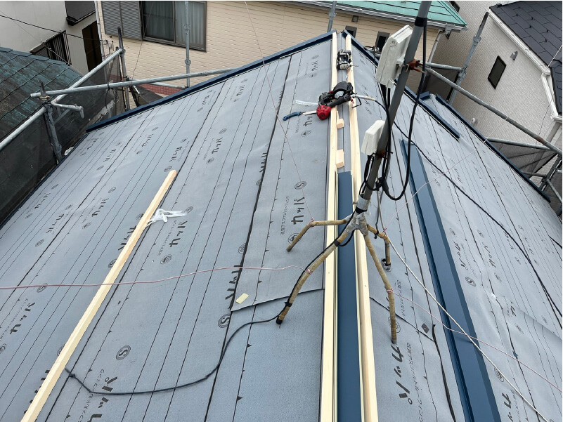 昭島市の屋根リフォームの防水シートの設置