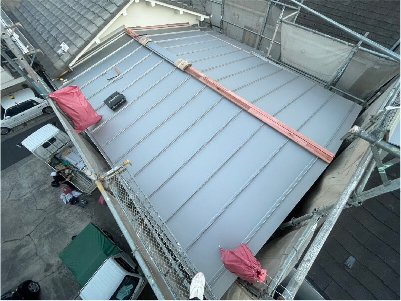 江東区の屋根葺き替え工事の屋根材の設置