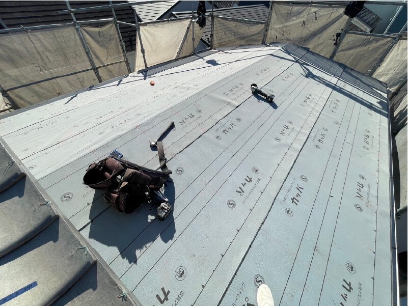江東区の屋根葺き替え工事の防水シートの設置