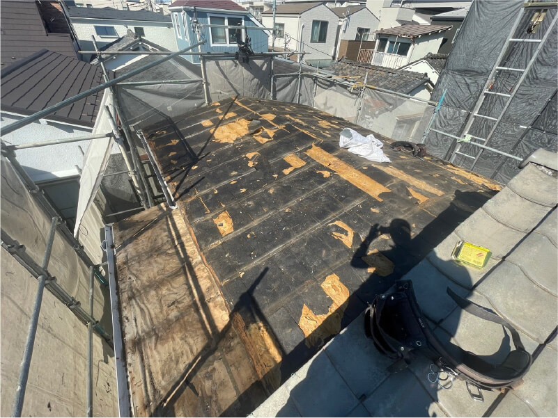 江東区の屋根葺き替え工事の屋根材の撤去