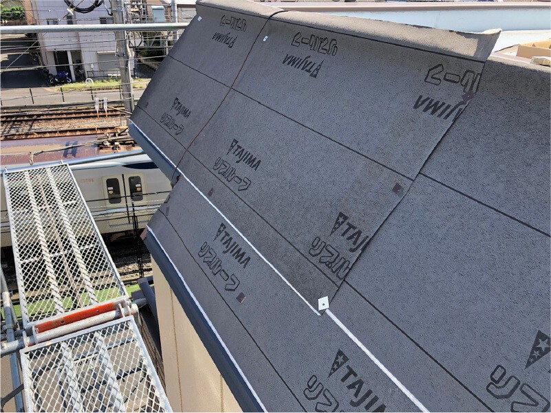足立区の屋根の葺き替え工事の防水シートの設置