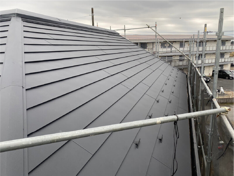 佐倉市の屋根葺き替え工事のガルバリウム鋼板の設置