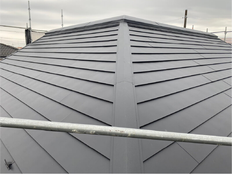 佐倉市の屋根葺き替え工事のガルバリウム鋼板の設置