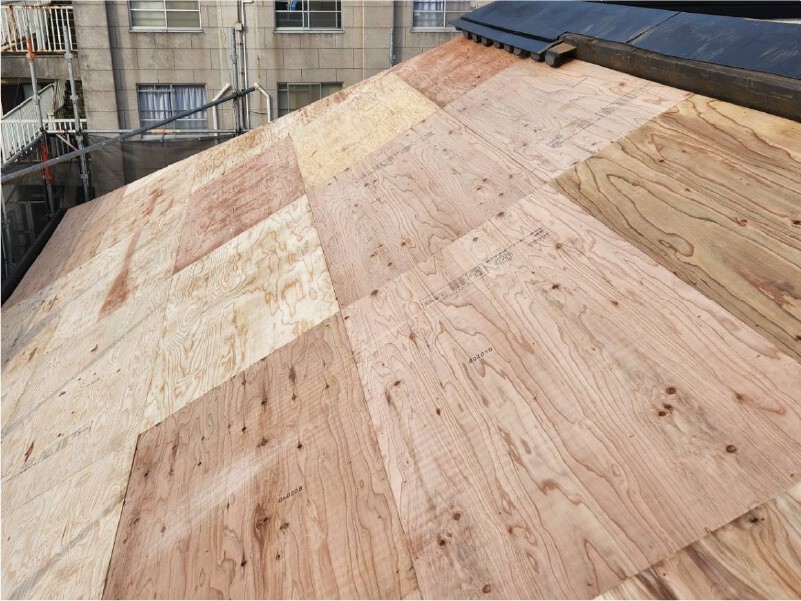 佐倉市の屋根葺き替え工事の野地板の設置