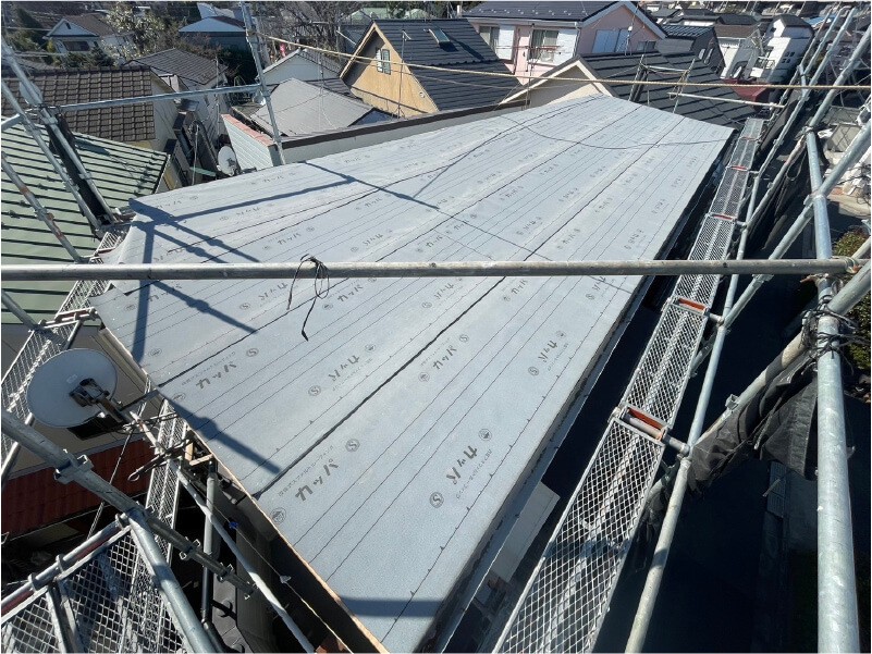 杉並区の屋根葺き替え工事の防水シートの設置