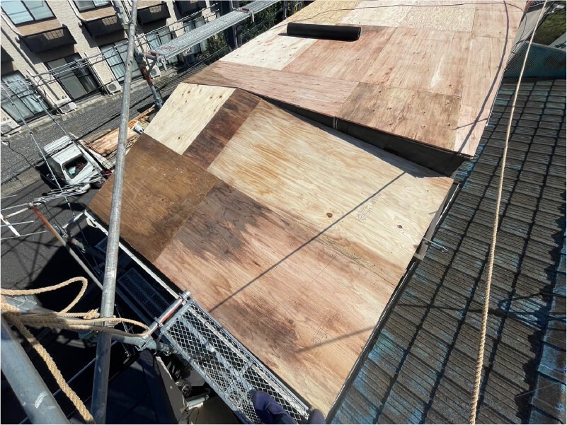 杉並区の屋根葺き替え工事の野地板の設置