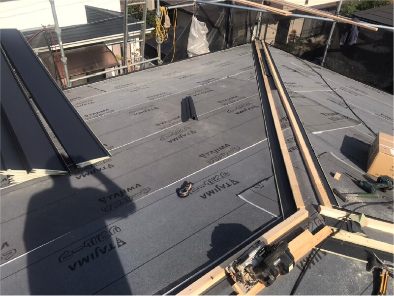 北本市の屋根葺き替え工事の防水シートの設置