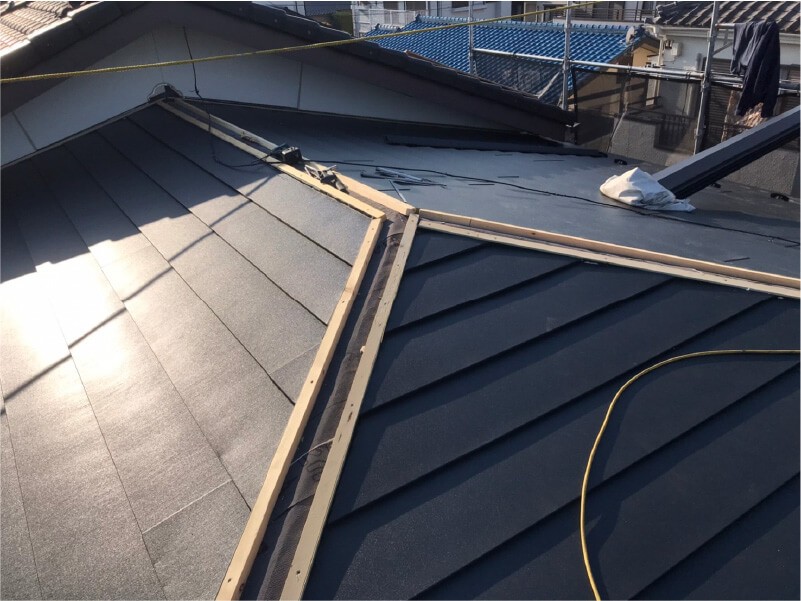 北本市の屋根葺き替え工事のガルバリウム鋼板の設置