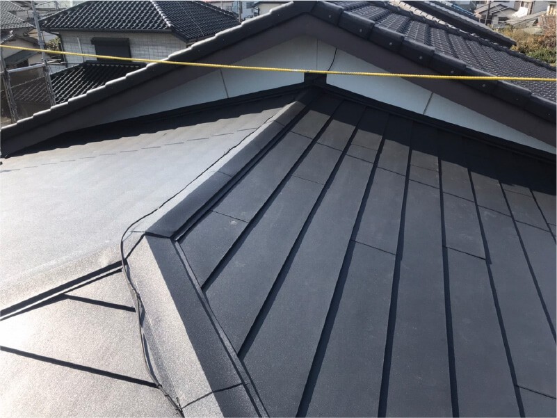 北本市の屋根葺き替え工事のガルバリウム鋼板の設置