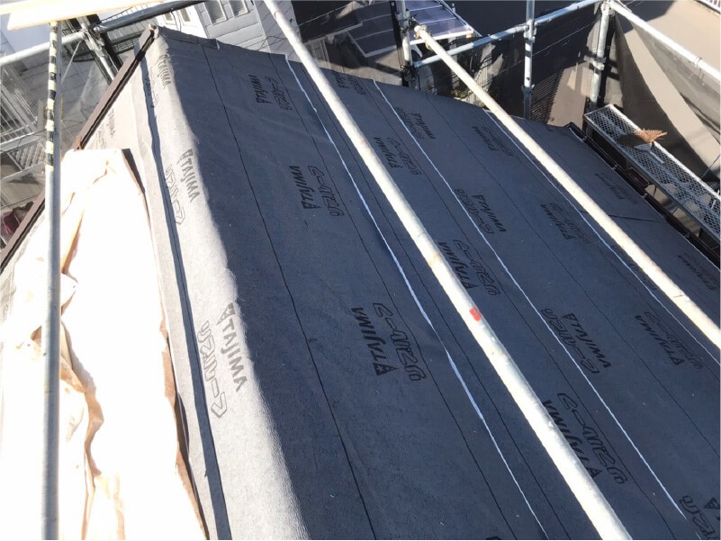 久喜市の屋根葺き替え工事の防水シートの設置
