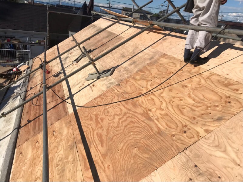 久喜市の屋根葺き替え工事の野地板の設置
