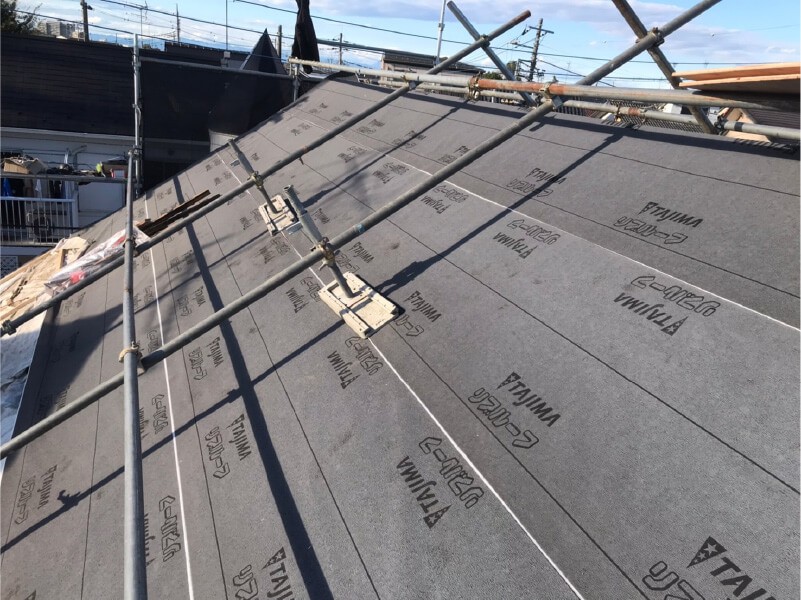 久喜市の屋根葺き替え工事の防水シートの設置
