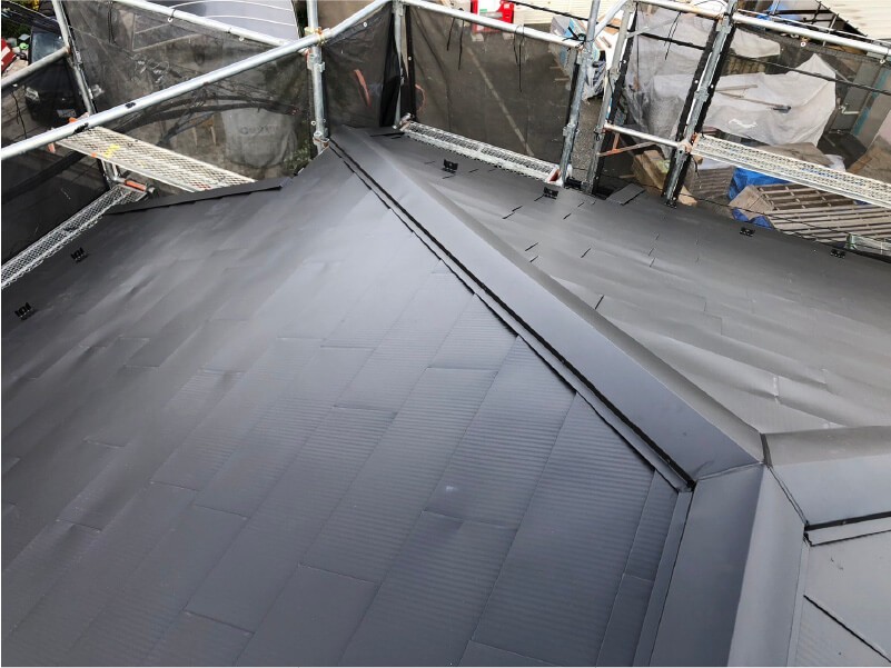 新座市の屋根リフォームのガルバリム鋼板の設置