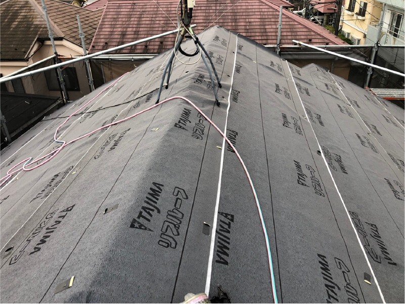 新座市の屋根リフォームの防水シートの設置