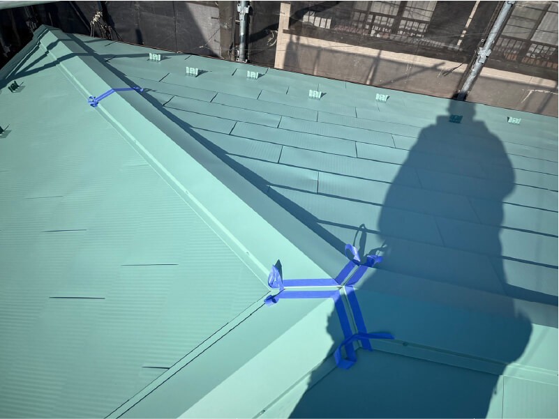 さいたま市の屋根葺き替え工事の棟板金の設置