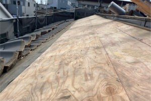 足立区の屋根葺き直し工事の野地板の設置