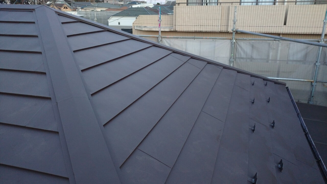 ガルバニウム鋼板の屋根の写真